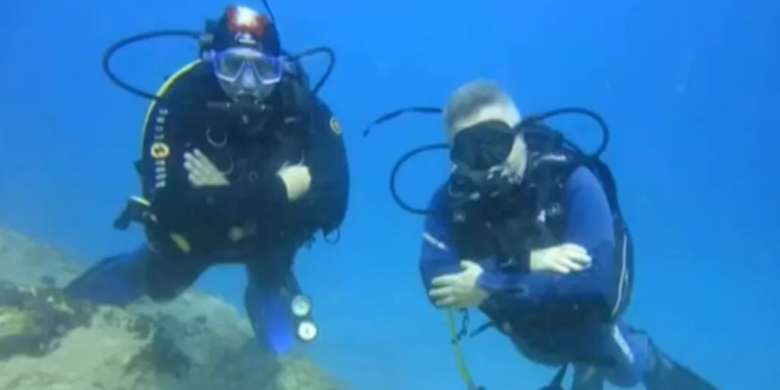 Στάθης Παναγιωτόπουλος | Όταν έκανε καταδύσεις με τον Μπάμπη Αναγνωστόπουλο και την Καρολάιν στην Αλόννησο (βίντεο)