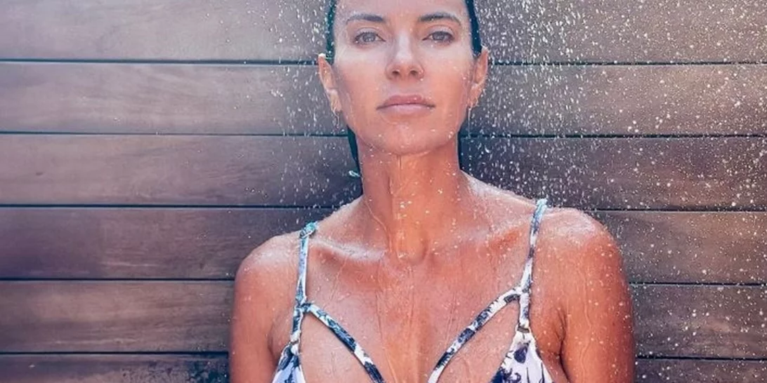 Η Μαρίνα Βερνίκου με micro μεταλλιζέ μπικίνι στην έρημο