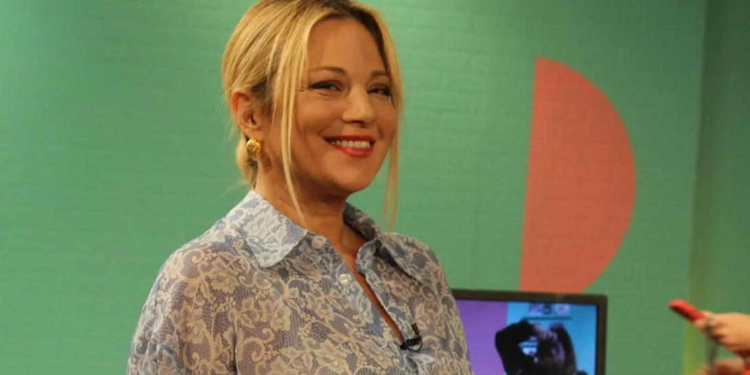 Η Νάνσυ Ζαμπέτογλου με το άκρως κολακευτικό παντελόνι που αγαπά να φορά η Victoria Beckham