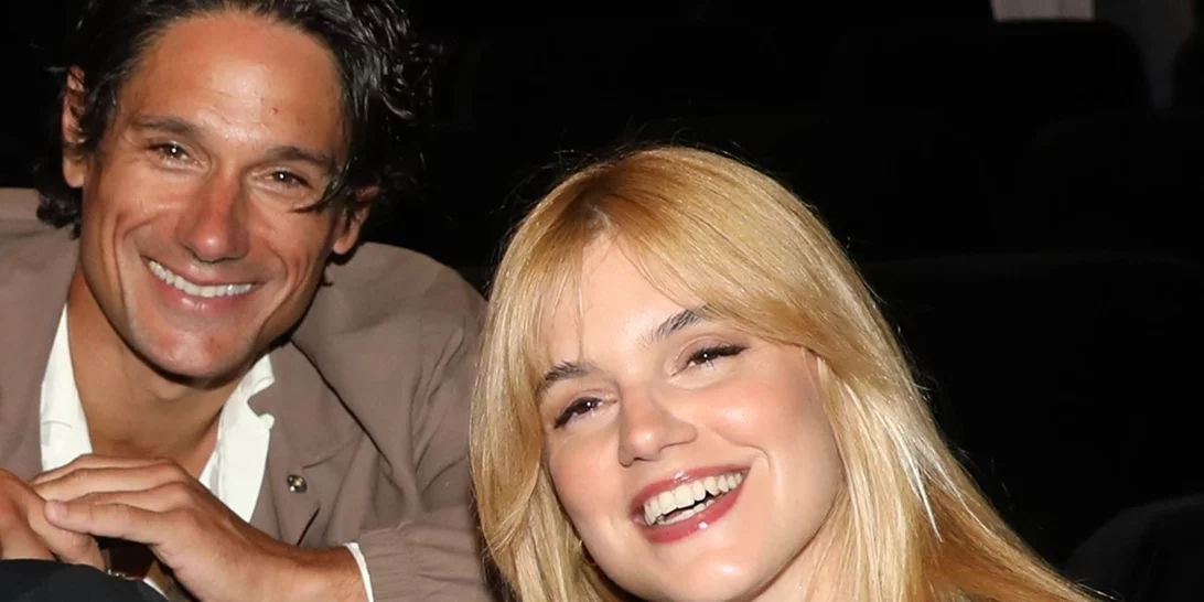 Πάνος Βλάχος & Νατάσα Εξηνταβελώνη για πρώτη φορά μαζί | Η δημόσια εμφάνιση στο θέατρο μαζί με τον μπαμπά της