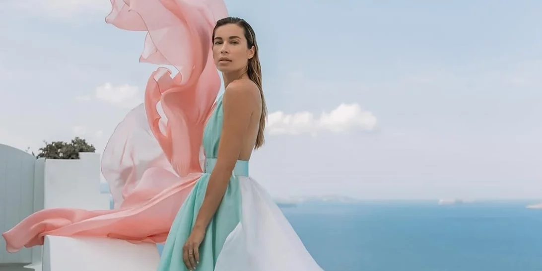 Ηλιοκαμένη στη Μύκονο η Μαριέττα Χρουσαλά | Με mini φούστα και crop top στην παραλία