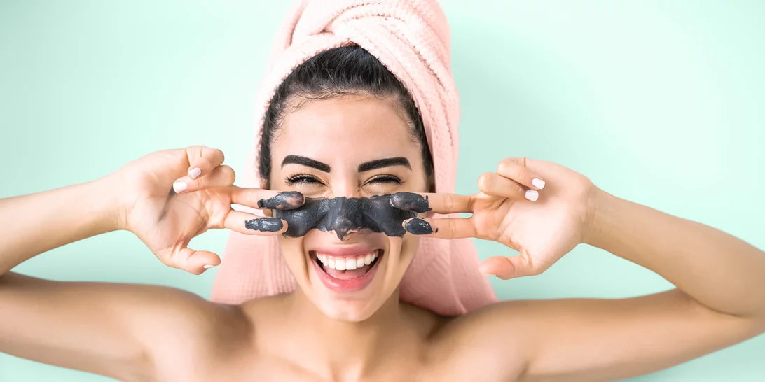 Έχεις μαύρα στίγματα και διεσταλμένους πόρους; Οι 5 μάσκες με ενεργό άνθρακα που πρέπει να δοκιμάσεις asap
