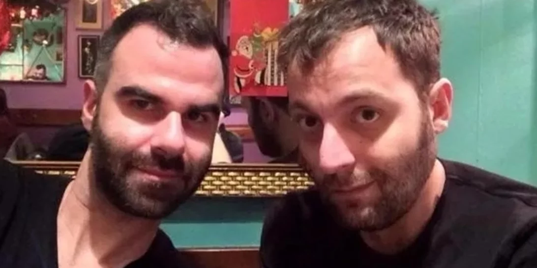 Αύγουστος Κορτώ | To Facebook κατέβασε φωτογραφία όπου φιλιέται με τον σύζυγό του