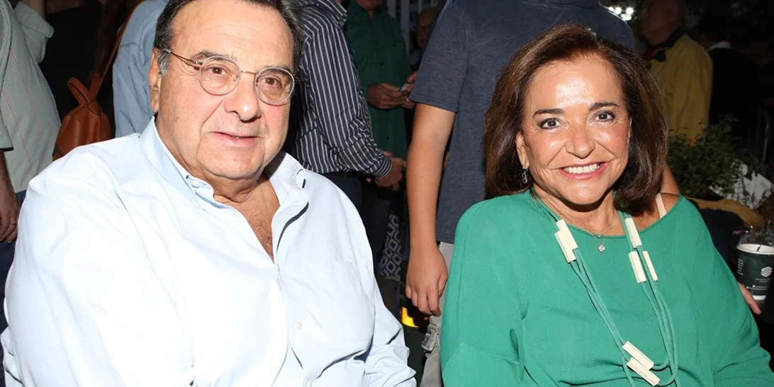 Η Ντόρα Μπακογιάννη χαμογελαστή σε σπάνια δημόσια εμφάνιση με τον σύζυγό της