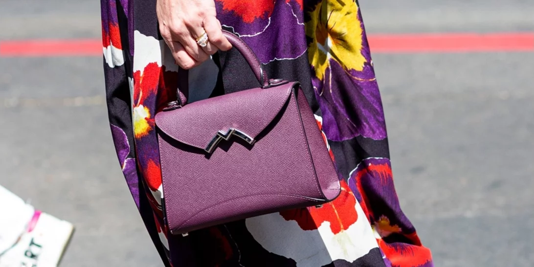 5 χρώματα τσαντών που ταιριάζουν με όλα τα σύνολα και δεν είναι το μαύρο