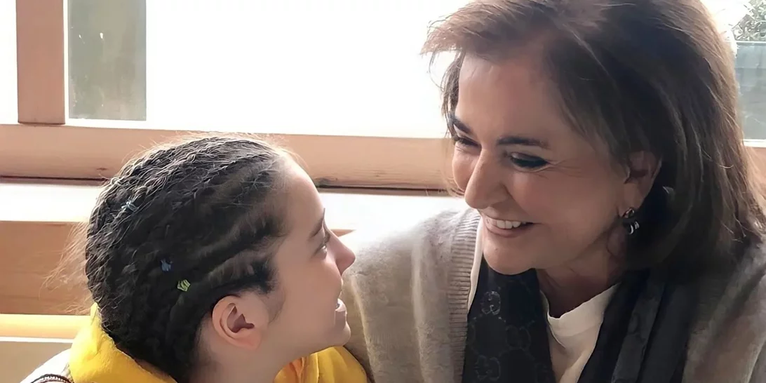 Η Ντόρα Μπακογιάννη φωτογραφίζεται με την εγγονή της με ασορτί looks για την ονομαστική τους γιορτή