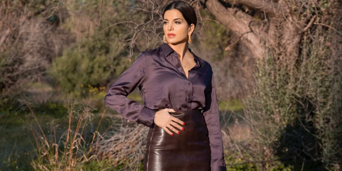 Από το γραφείο στη βραδινή έξοδο | Η Σταματίνα Τσιμτσιλή φόρεσε με δύο τρόπους το ίδιο μαύρο φόρεμα