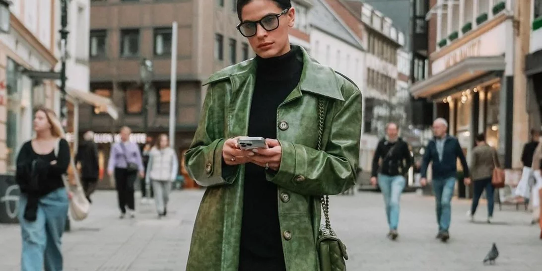 Η Χριστίνα Μπόμπα μας προτείνει πώς να φορέσουμε ένα leather jacket την άνοιξη