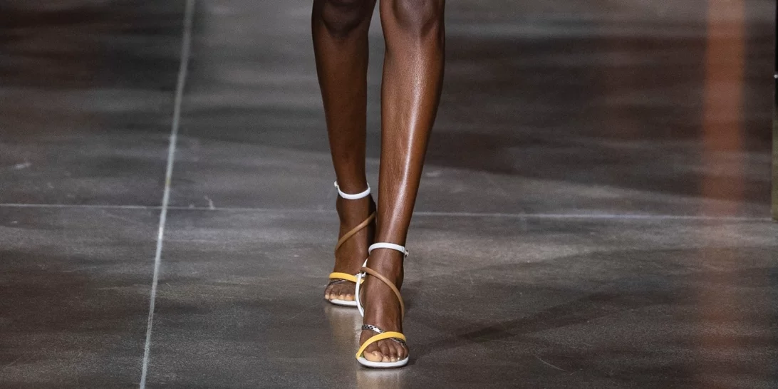 Τα μινιμαλιστικά πέδιλα είναι τα καλοκαιρινά παπούτσια που φορούν όλες οι fashionistas