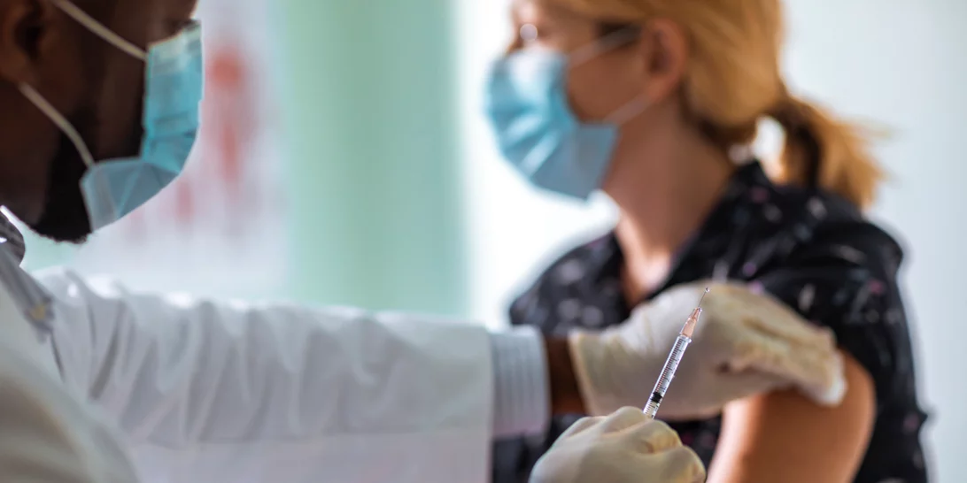 Εμβόλια COVID-19 | Πότε θα εμβολιαστούν οι 18-29 ετών;