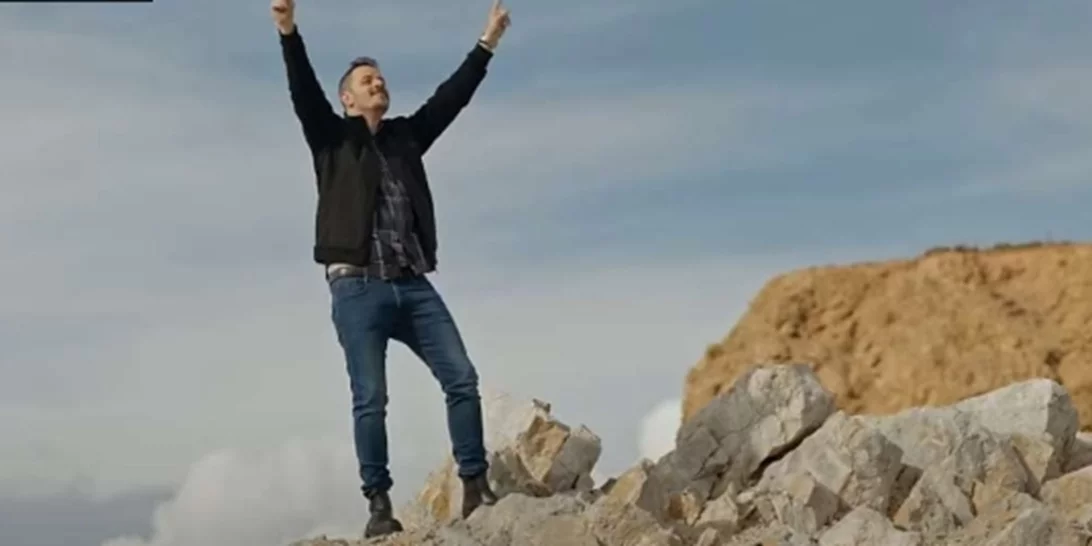 Ο Αλέξανδρος Τσουβέλας κυκλοφόρησε το απόλυτο τραγούδι για τα πανηγύρια