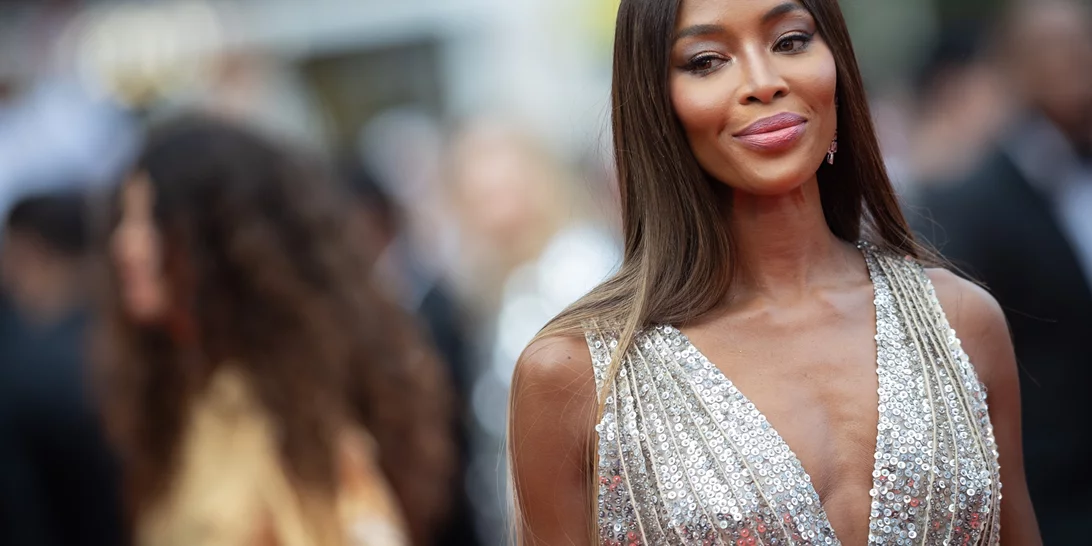 H Naomi Campbell στο haute couture show της Celia Kritharioti | Πώς να αντιγράψεις τα ολόισια και λαμπερά μαλλιά της