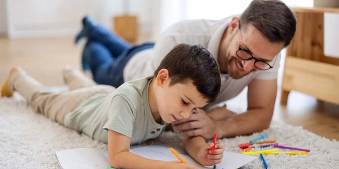 Όταν επιτρέπουμε στα παιδιά να μας μάθουν πράγματα, χτίζουμε την αυτοπεποίθησή τους