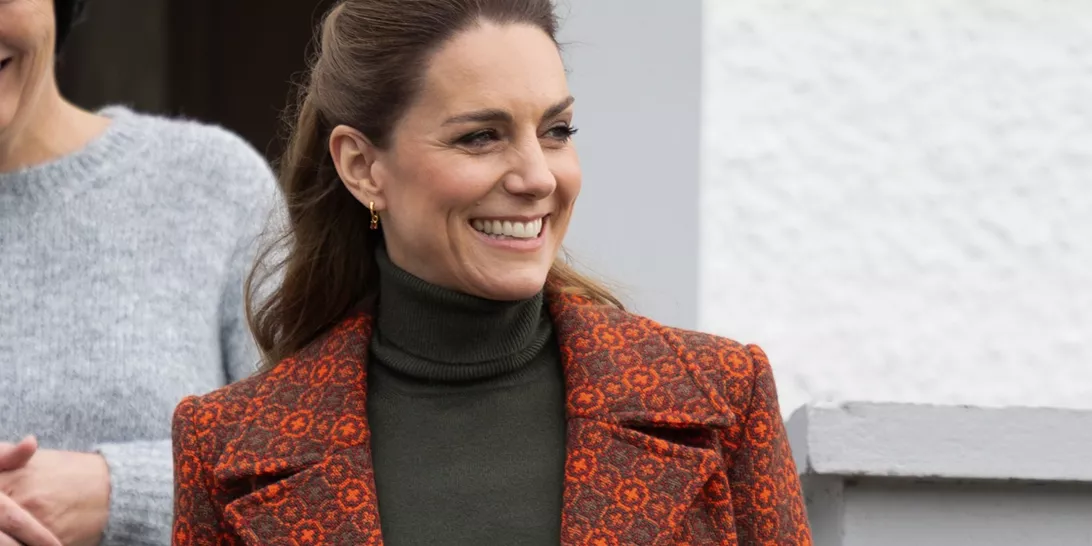 Kate Middleton | Με το πιο ιδιαίτερο παλτό που έχει φορέσει ποτέ & με το παντελόνι της Victoria Beckham