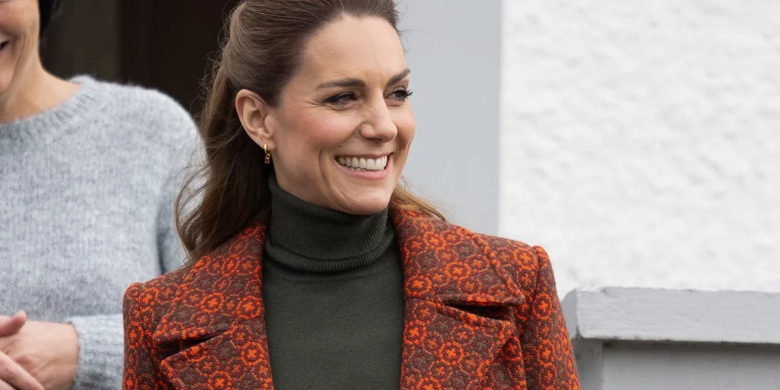 Kate Middleton | Με το πιο ιδιαίτερο παλτό που έχει φορέσει ποτέ & με το παντελόνι της Victoria Beckham