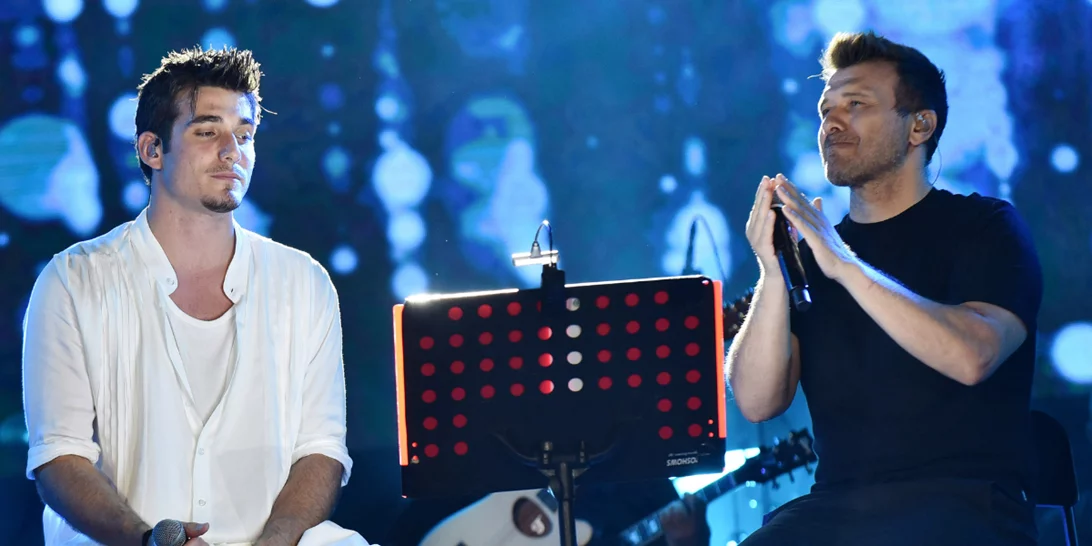 Γιάννης Πλούταρχος | Η συγκινητική συναυλία με τον γιο του & σπάνια εμφάνιση της κόρης του στη σκηνή (pics)