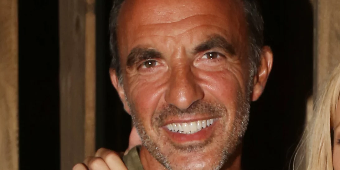 Με παρουσιαστή τον Νίκο Αλιάγα η παρέλαση της 25ης Μαρτίου | Ποια είναι η εντυπωσιακή συμπαρουσιάστριά του