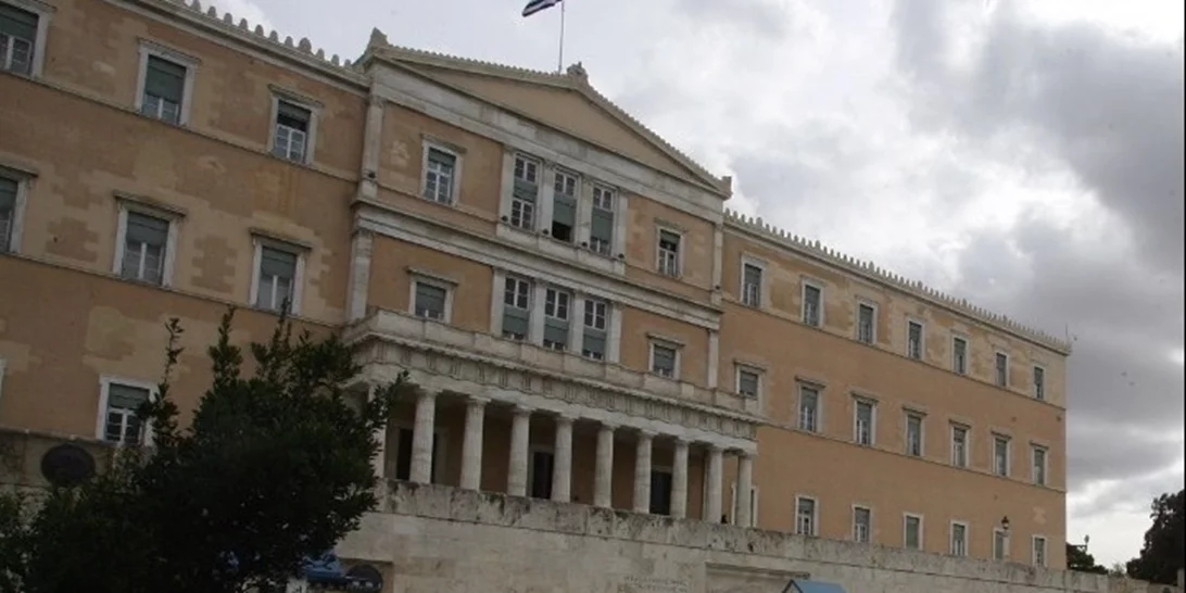 Στην ολομέλεια της Βουλής συζητείται σήμερα το πόρισμα της εξεταστικής για τα Τέμπη