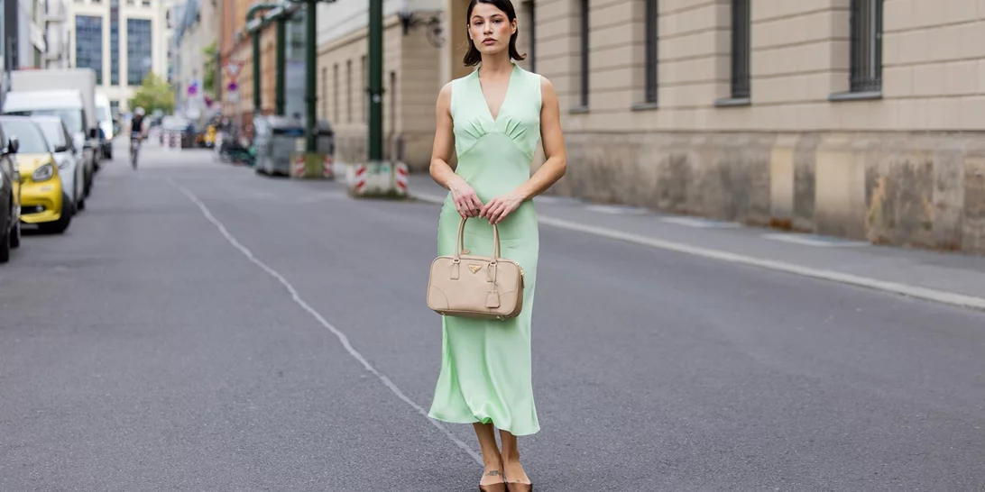 Το μίντι σατινέ φόρεμα που βλέπουμε παντού στο TikTok είναι σε έκπτωση