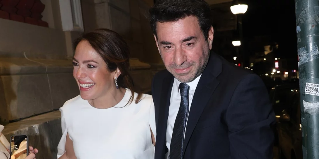 Παντρεύτηκε η Δόμνα Μιχαηλίδου | Το mini νυφικό-κάπα που επέλεξε και τα ιδιαίτερα strappy heels