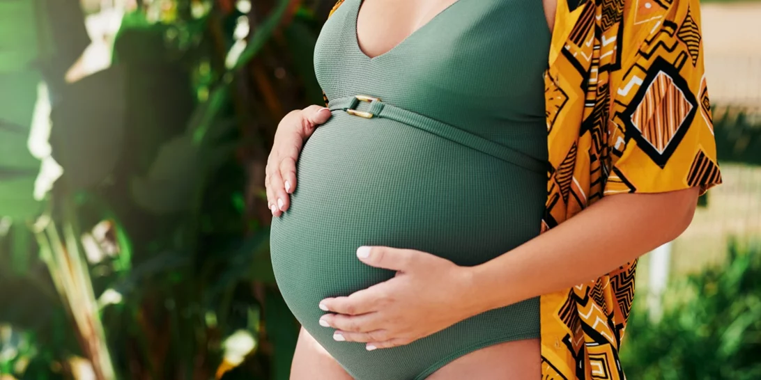 Έγκυος στην παραλία | Κομψά μαγιό που θα αναδείξουν την ωραιότερη καμπύλη του σώματός σου