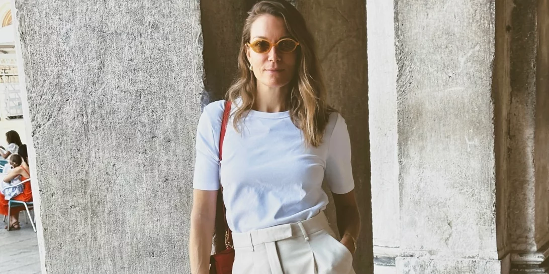 Το φθινοπωρινό look της Βίκυς Καγιά με bermuda shorts και δερμάτινα loafers