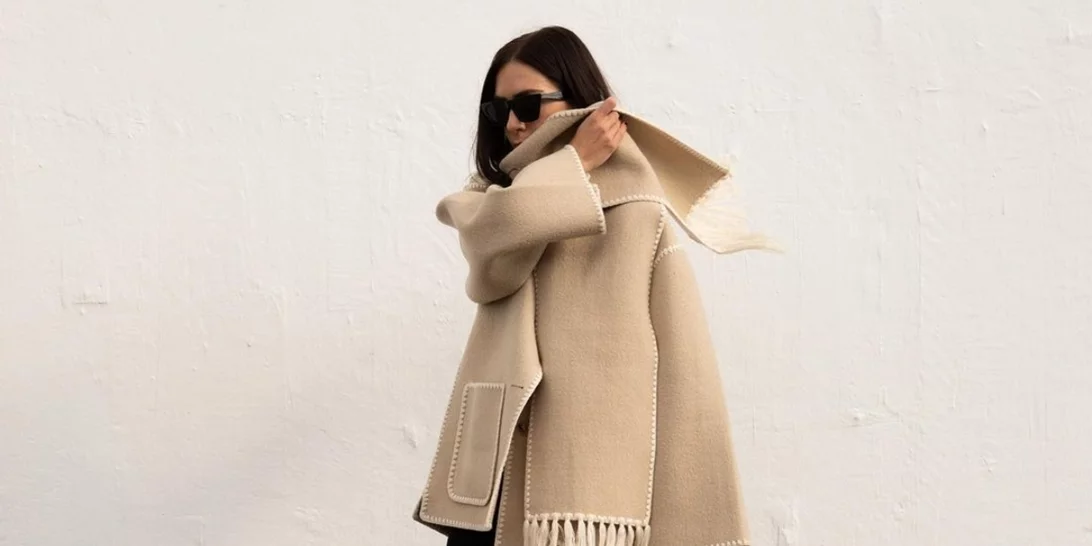 Αυτό το scarf coat από τη Massimo Dutti είναι το ιδανικό κομμάτι για να ακολουθήσεις μια από τις πιο δυνατές τάσεις της σεζόν