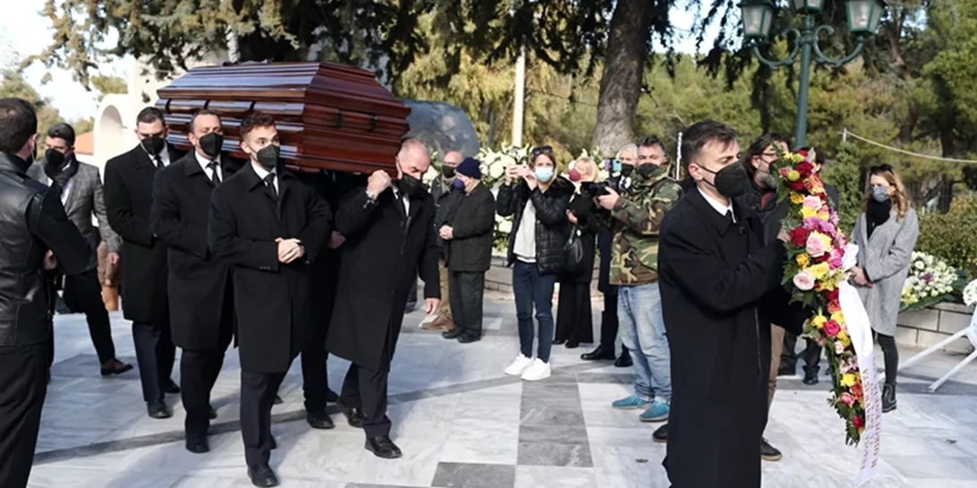 Αλέκος Φασιανός | Το τελευταίο αντίο στον εμβληματικό ζωγράφο - Παρόντες στη κηδεία ο Κυριάκος και η Μαρέβα Μητσοτάκη (εικόνες)