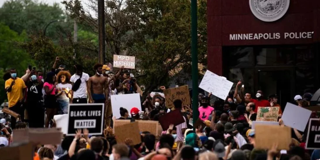 George Floyd: Σε 22,5 χρόνια φυλακή καταδικάστηκε ο αστυνομικός Derek Chauvin για τη δολοφονία του Αφροαμερικανού