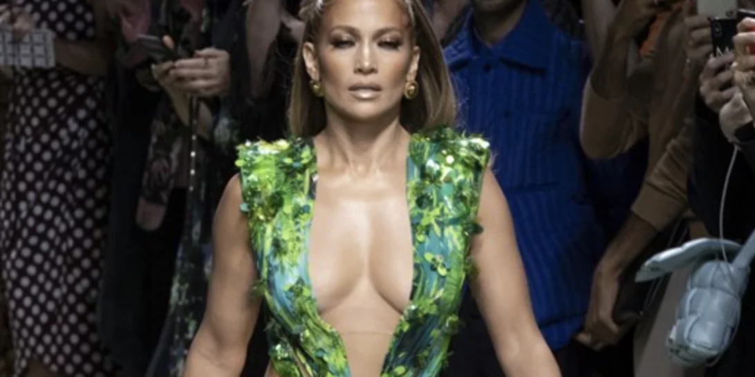 Jennifer Lopez | H στυλίστριά της τότε την είχε ικετέψει να μη βάλει το Jungle Dress του Versace