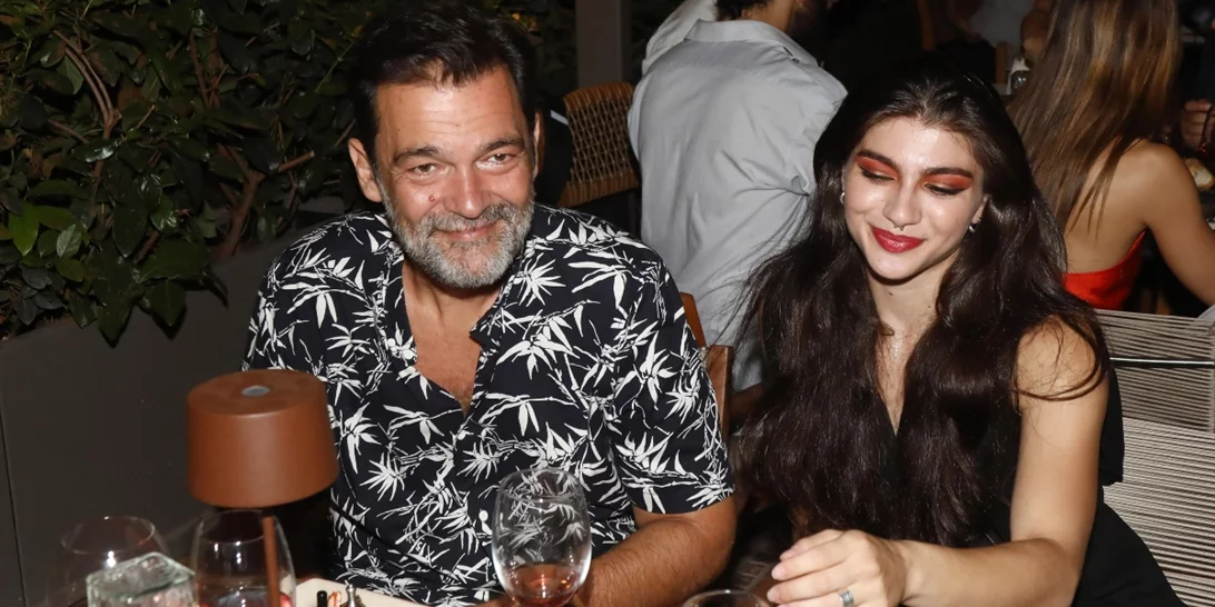 Κωνσταντίνος Καζάκος | Οι εντυπωσιακές βουτιές με την 23χρονη καλλονή σύντροφό του στην πισίνα