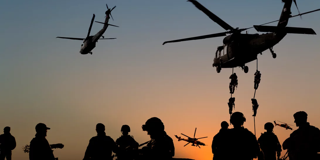 Πόλεμος στην Ουκρανία | Ο ρωσικός στρατός κατέλαβε τη Χερσώνα - Εκρήξεις στο Κίεβο - Σήμερα ο 2ος γύρος διαπραγματεύσεων