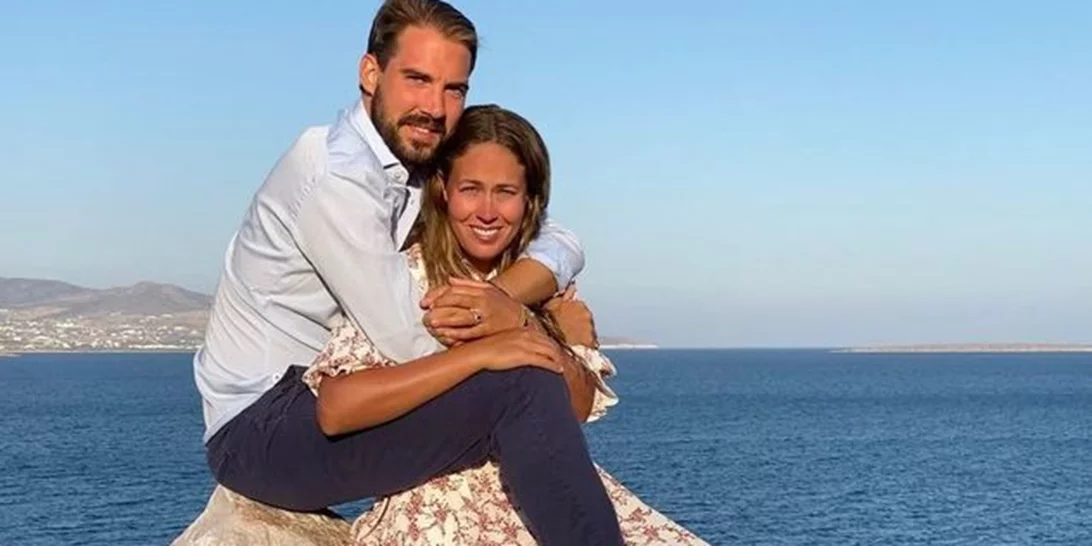 H "τολμηρή" εμφάνιση της Νina Flohr σε πάρτι Βρετανών αριστοκρατών