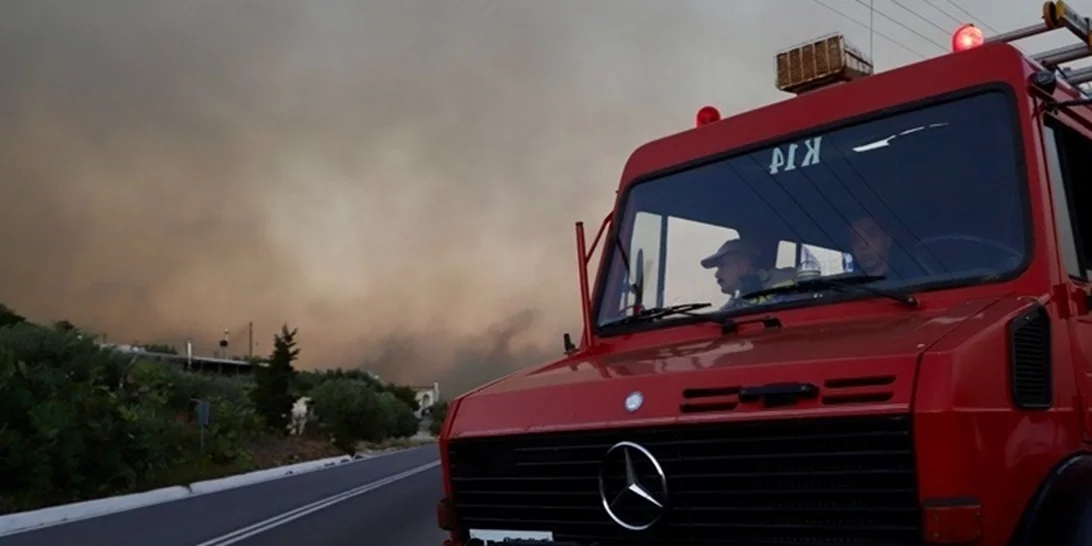 Σε πλήρη εξέλιξη η επιχείρηση κατάσβεσης της μεγάλης πυρκαγιάς στην Ιεράπετρα