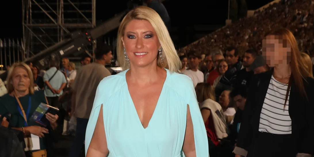 Η Σία Κοσιώνη με maxi αέρινο cape dress στη φιλανθρωπική συναυλία του "Όλοι Μαζί Μπορούμε"