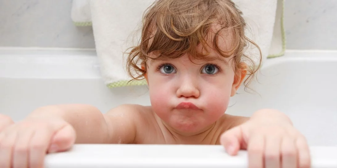 5 λόγοι που εξηγούν γιατί το παιδί δεν θέλει να κάνει μπάνιο και πώς να τους αντιμετωπίσεις