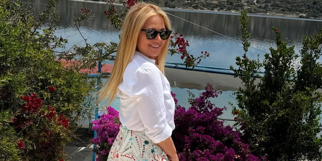 Η Νάνσυ Ζαμπέτογλου με την ανοιξιάτικη φούστα που θα φορέσεις από το πρωί έως το βράδυ