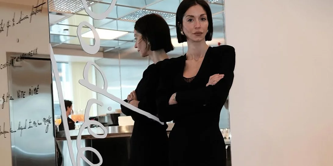 Σοφία Καρβέλα | Το ολόλευκο σύνολό της ήταν βασισμένο σε ένα σακάκι με την πιο ιδιαίτερη και chic λεπτομέρεια