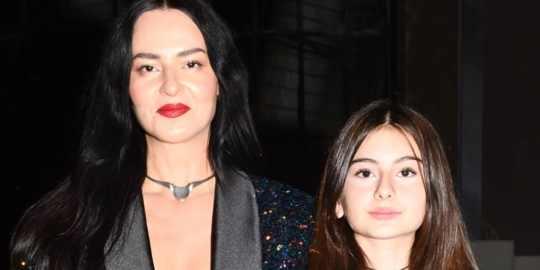 Η Ζενεβιέβ Μαζαρί σε επίδειξη μόδας με την έφηβη κόρη της | Τα looks τους