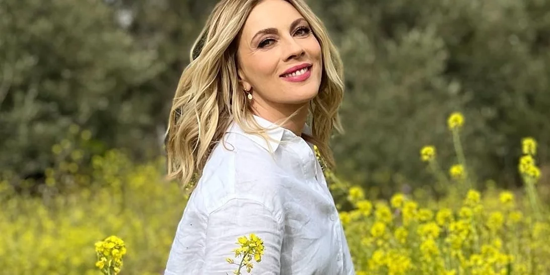 Σμαράγδα Καρύδη | Κάνει ηλιοθεραπεία στην πισίνα του εξοχικού της και ενθουσιάζει με τις αναλογίες της