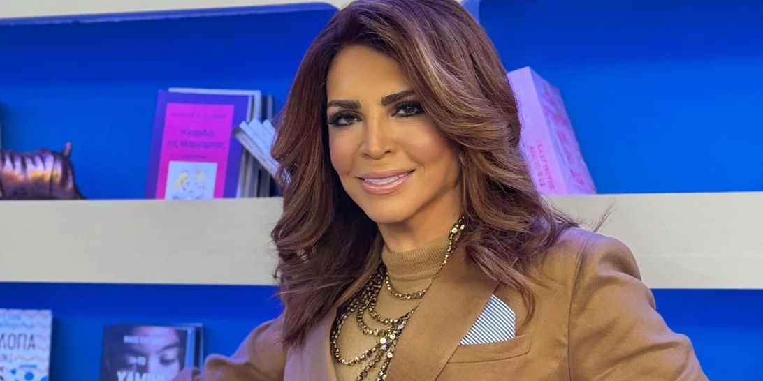 Η Μιμή Ντενίση με το μακρυμάνικο μαγιό που αγαπούν οι serfers | Η αγκαλιά με την κόρη της, Μαριτίνα