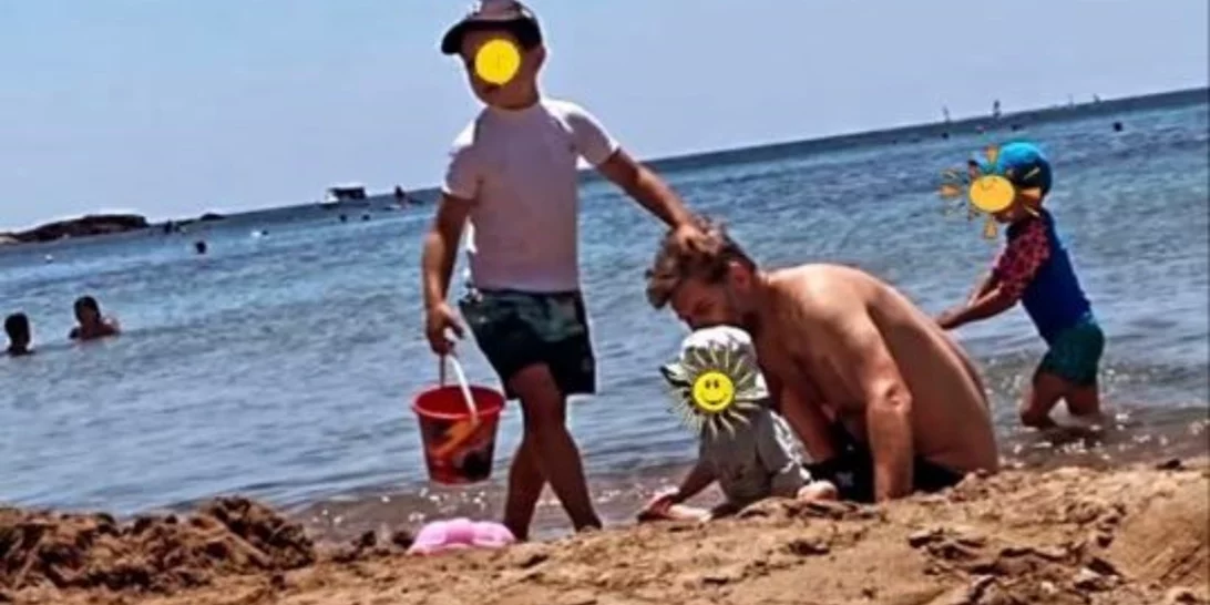 Λένα Δροσάκη | Φωτογραφίζει τον Αλέξανδρο Μπουρδούμη με τον γιο τους στην παραλία