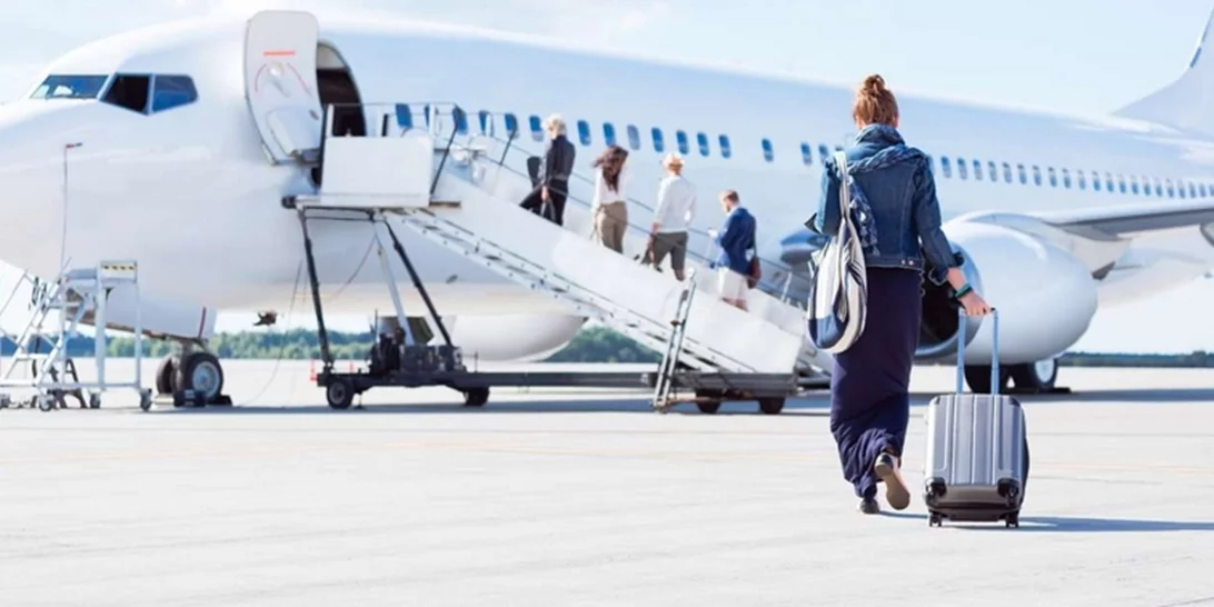 Γιατί επιβιβαζόμαστε στο αεροπλάνο πάντα από την αριστερή πλευρά;