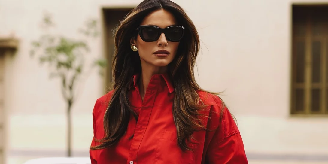 Η Ηλιάνα Παπαγεωργίου με mini μπορντό δερμάτινη φούστα | Η μοντέρνα συμβουλή μόδας που ακολούθησε