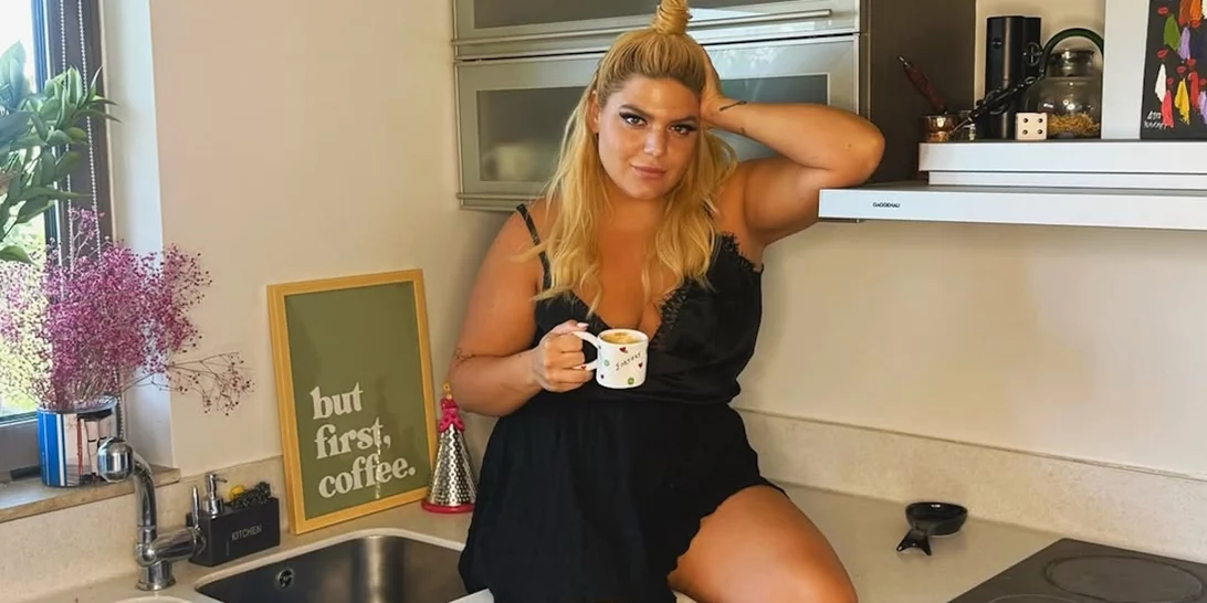 Η Δανάη Μπάρκα στην αιώρα | Βρήκε τον επίγειο παράδεισό της