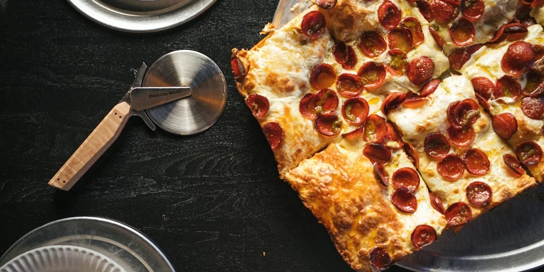 Πανεύκολη πίτσα της τεμπέλας | Το σπιτικό ζυμάρι που δεν ήξερες ότι μπορείς να φτιάξεις τόσο γρήγορα