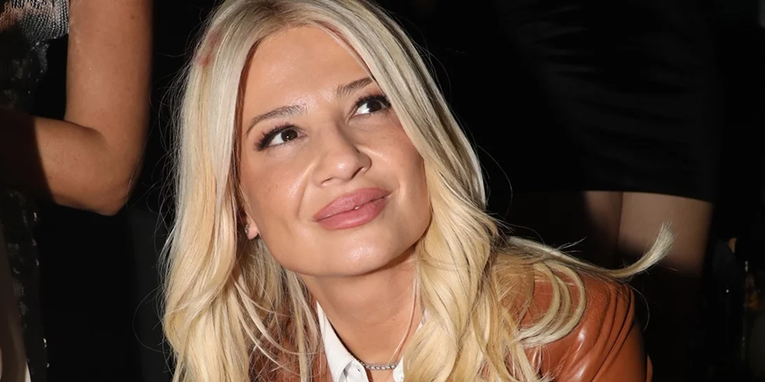 Η Φαίη Σκορδά σε σπάνια βραδινή έξοδο | Με ποιον συνεργάτη της κυκλοφόρησε;