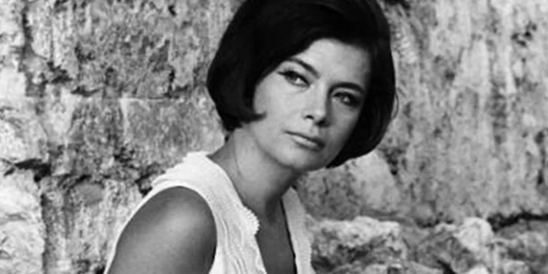 68 χρόνια πριν | Η Τζένη Καρέζη σε σπάνια καλοκαιρινή φωτογράφιση με το αγαπημένο pattern της εποχής