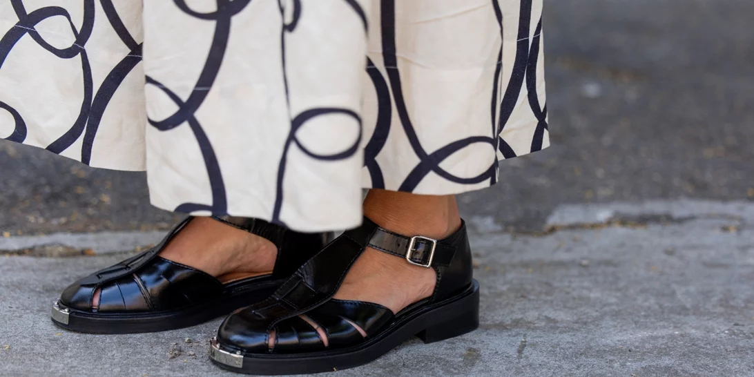 Αυτά τα μαύρα πέδιλα από τη Zara κοστίζουν μόλις 22,99 ευρώ και ταιριάζουν με όλα σου τα ανοιξιάτικα και καλοκαιρινά outfits