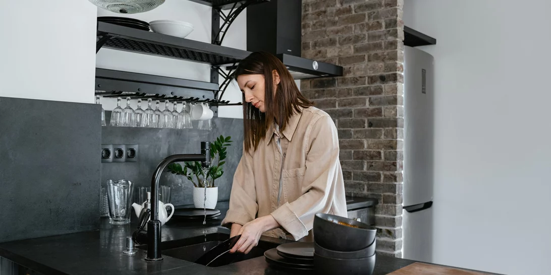 Βαριέσαι το πλύσιμο των πιάτων; Αυτό είναι το απόλυτο hack καθαριότητας με το οποίο έχουν πάθει όλοι εμμονή